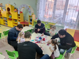 Мастер-классы прошли в детском саду с папами к 8 марта Мастер-классы прошли в детском саду с папами к 8 марта.